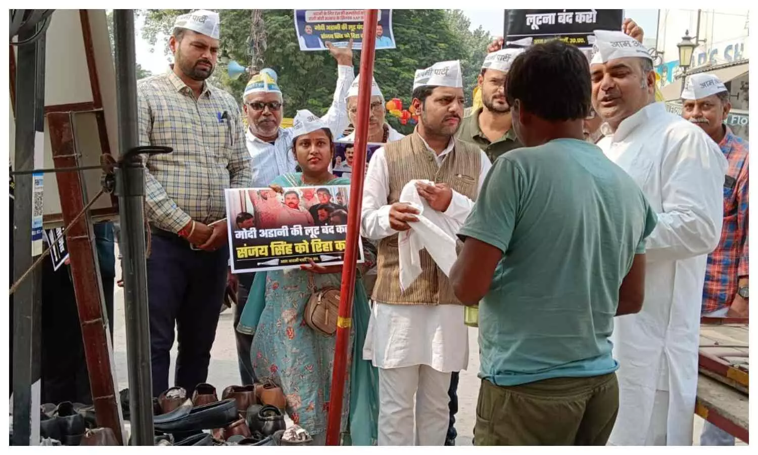 AAP workers protested against Modi government by begging alms