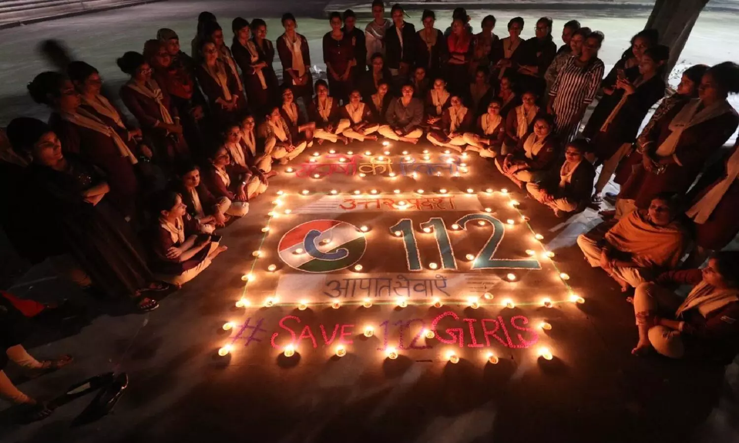 Lucknow News: एक दिवाली मजबूरी की! डायल 112 की संविदाकर्मियों ने अपनी सुनवाई के लिए जलाये दीये, धरना स्थल पर बनाई रंगोली