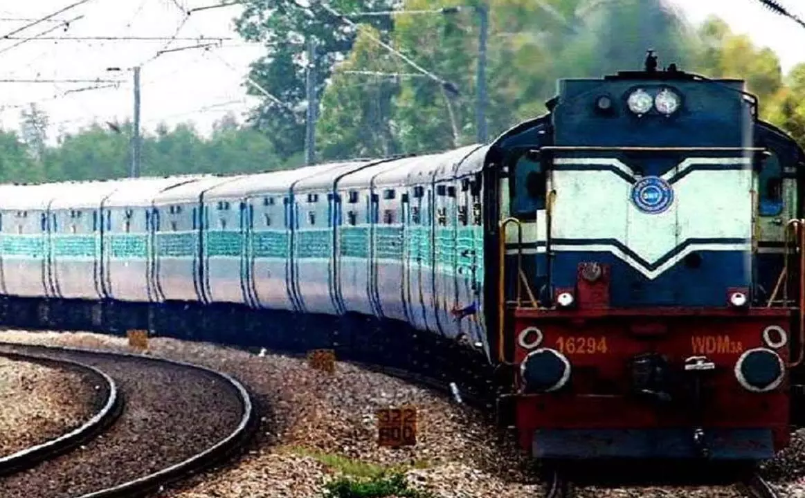 Indian Railway News: त्योहार के सीजन में नहीं मिला कंफर्म टिकट तो ना हों परेशान! इस रूट पर चलेगी पूजा स्पेशल ट्रेनें, देखें टाइमिंग, स्टॉपेज और शेड्यूल