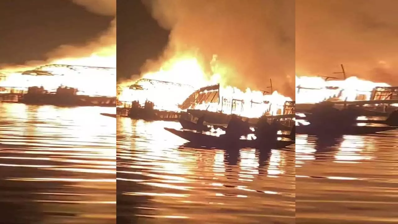 Houseboat burnt in Srinagars Dal Lake, three Bangladeshi tourists died