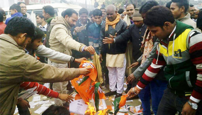 बगावत इन बरेली: BJP के टिकट बंटवारे से नाराज हुए कार्यकर्ता, जलाए पार्टी के झंडे-बैनर