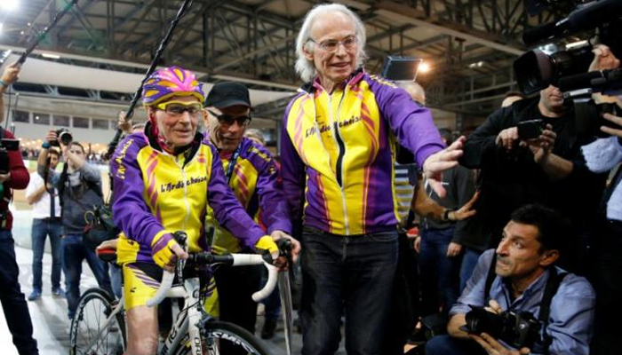 105 साल के इस बुजुर्ग ने एक घंटे में चलाई 23 Km साइकिल, बनाया विश्व रिकॉर्ड