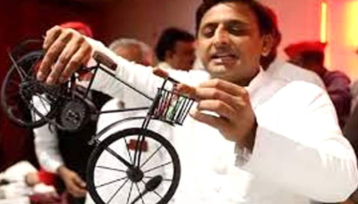 साइकिल पर दावेदारी: चुनाव आयोग ने दोनों पक्षों की दलील सुनी, फैसला रखा सुरक्षित