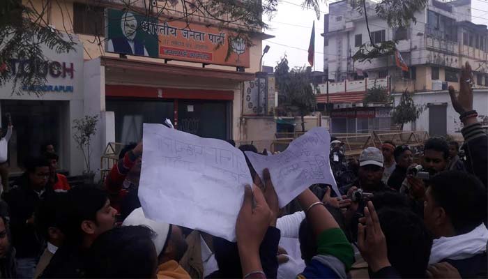 PM के संसदीय क्षेत्र में भी टिकटों को लेकर घमासान, कार्यकर्ताओं ने किया विरोध प्रदर्शन