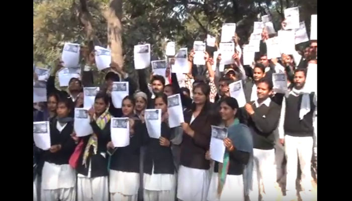 सपा नेता के कॉलेज में अवैध वसूली, गुस्साए छात्रों ने दिया धरना