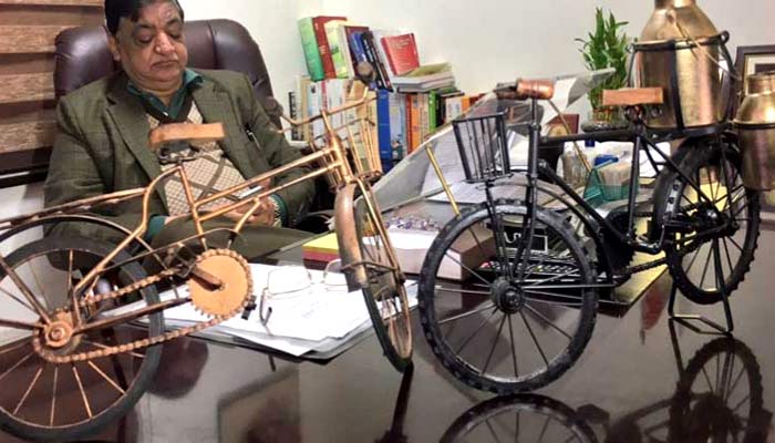 सपा नेता के ऑफिस में अब दो साइकिलें, कहा- समय नई की सवारी का है