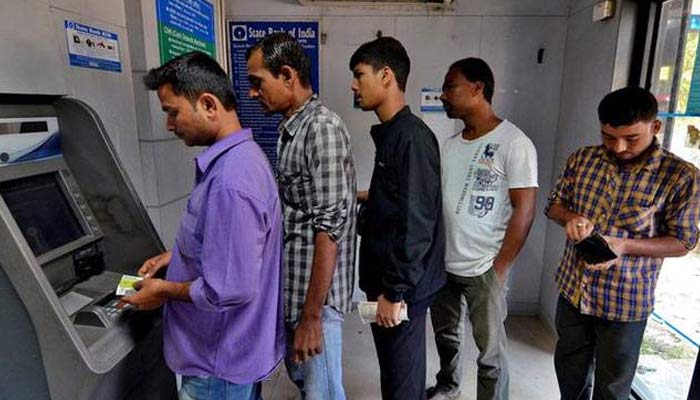 RBI ने फिर बढ़ाई ATM से कैश निकालने की लिमिट, अब एक दिन में निकाल सकेंगे 24 हजार