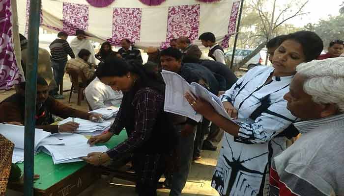 बागपत में दबंगों का कहर, दलितों से जबरन डलवाए अपने प्रत्याशी के पक्ष में वोट