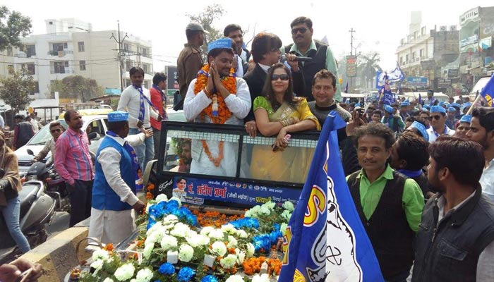 कानपुर की गलियों में BSP प्रत्याशी के समर्थन में शाहरुख़ और अनुष्का ने किया रोड शो