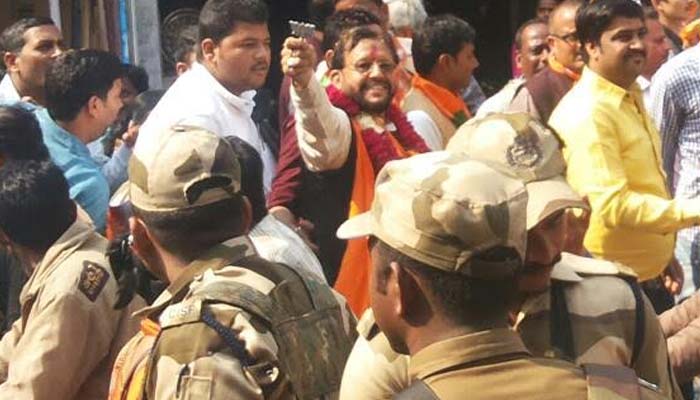 BJP के जुलूस में मिठाई बांटने पर आचार संहिता का मामला दर्ज, पुलिस से भिड़े कार्यकर्ता