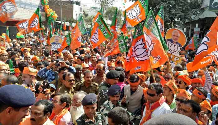 LIVE: अमित शाह का रोड शो शुरू, कहा- BJP सरकार बनने पर UP में गुंडे-माफियाओं की खैर नहीं