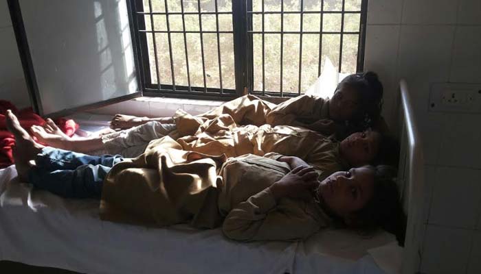 स्कूलों में कृमि मुक्ति दिवस पर हादसा, पेट के कीड़े मारने वाली दवा खाकर तीन दर्जन बच्चे बीमार
