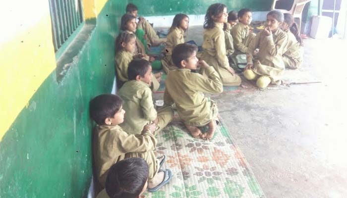 स्कूलों में कृमि मुक्ति दिवस पर हादसा, पेट के कीड़े मारने वाली दवा खाकर तीन दर्जन बच्चे बीमार