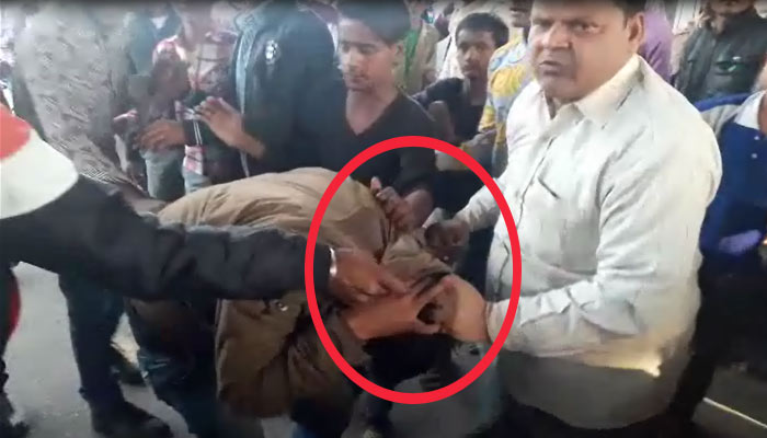 VIDEO: चोरी के शक में भीड़ ने युवक को बेरहमी से पीटा, चिल्लाता रहा युवक  मैंने नहीं की कोई चोरी