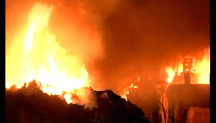 आगरा: DVVNL मीटर टेस्ट विभाग के गोदाम में लगी भीषण आग, काफी सामान जलकर हुआ खाक