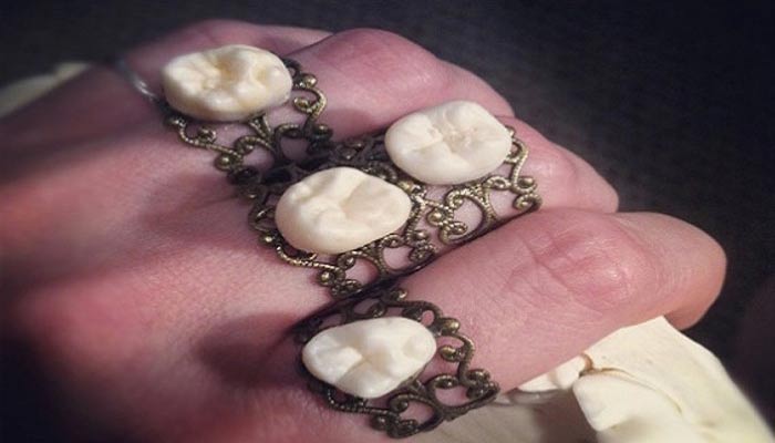 TRENDING: आजकल ट्रेंड कर रही है दांतों से बनी खूबसूरत ज्वैलरी, बजट में बढ़ाइए खूबसूरती
