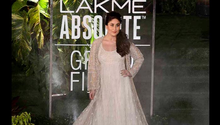 kareena kapoor khan in lakme fashion week