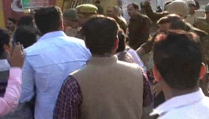 चुनाव के दौरान बीजेपी और कांग्रेस समर्थक भिड़े, पुलिस ने किया लाठी चार्ज