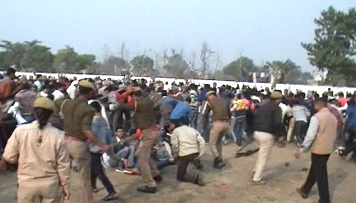 हेमा मालिनी की प्रचार सभा के बाद भगदड़, पुलिस ने प्रशंसकों पर बरसाईं लाठियां