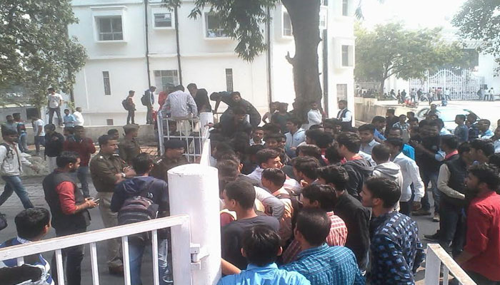 लखनऊ यूनिवर्सिटी में छात्रों का हंगामा, परीक्षा नियंत्रक पर लगाया आरोप