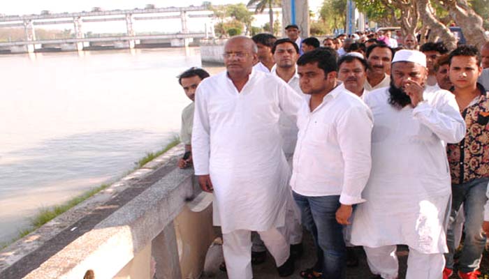 सपा सरकार में कैबिनेट मंत्री शाहिद मंजूर पर पथराव, भागकर बचाई जान