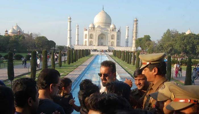 ताज के दीदार को पत्नी और बेटे के साथ पहुंचे संजय दत्त, उमड़ा प्रशंसकों का सैलाब