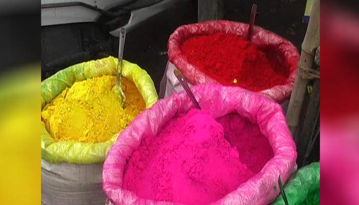 एक्सिट पोल BJP की बढ़त का असर रंगों पर भी, बाजार से गायब हुआ केसरिया