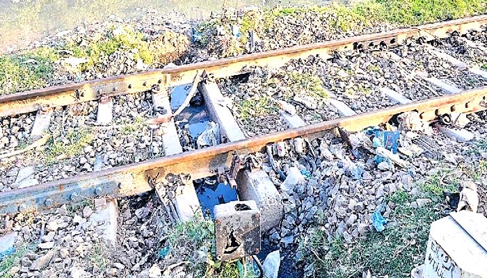 ताजनगरी में मौत की पटरी पर दौड़ रही है ट्रेन, देशी-विदेशी पर्यटकों की जान से हो रहा खिलवाड़