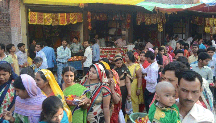 इलाहाबाद: शक्तिपीठ में नवरात्रि पर उमड़ा भक्तों का सैलाब, गूंज रहे हैं जय माता दी के नारे