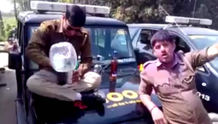 VIDEO: डायल 100 की गाड़ी पर सजा पुलिसवालों का मयखाना, BSP ने किया ट्वीट