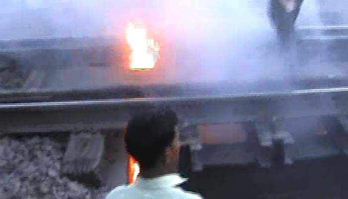 रेल पटरियों के बीच आग लगने से हड़कंप, टल गया बड़ा हादसा, ट्रेन गुजरने से पहले पाया काबू