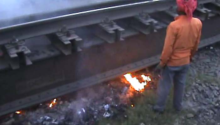 रेलवे पटरियों के बीच आग लगने से हड़कंप, टल गया बड़ा हादसा, ट्रेन गुजरने से पहले पाया काबू