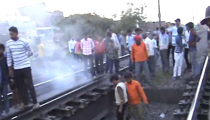 रेलवे पटरियों के बीच आग लगने से हड़कंप, टल गया बड़ा हादसा, ट्रेन गुजरने से पहले पाया काबू