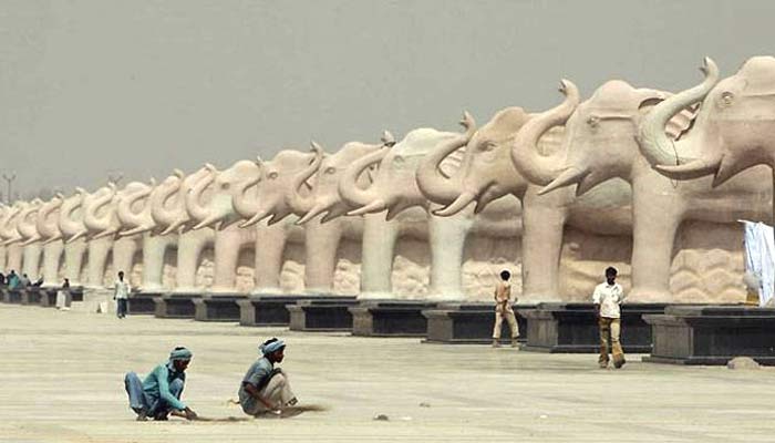 UP में अचानक चमकाए जाने लगे मायावती सरकार में बने स्मारक और हाथी