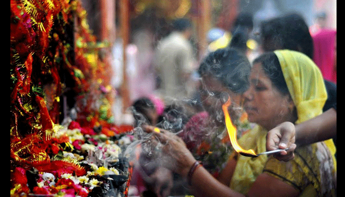 devotees on kali badi devi temple in lucknow