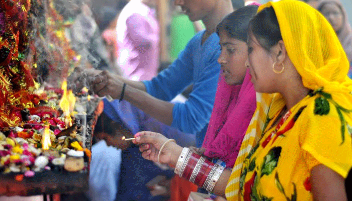 devotees on kali badi devi temple in lucknow
