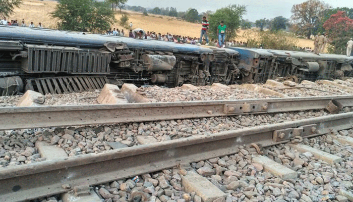 कानपुर ट्रेन हादसा : मालगाड़ी को निकालकर चालू किया गया रेलवे का एक ट्रैक
