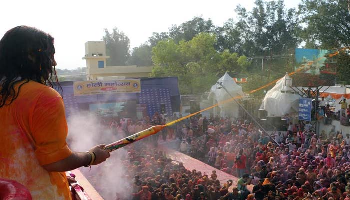 ब्रजवासियों संग हेमामालिनी ने खेली होली, भक्तों की भीड़ पर जमकर उड़ाया गुलाल 