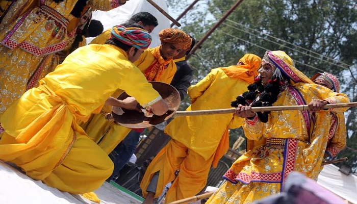 ब्रजवासियों संग हेमामालिनी ने खेली होली, भक्तों की भीड़ पर जमकर उड़ाया गुलाल 