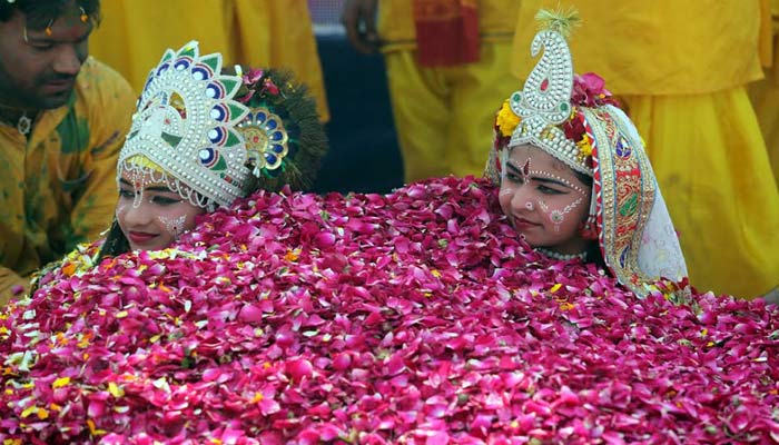 ब्रजवासियों संग हेमामालिनी ने खेली होली, भक्तों की भीड़ पर जमकर उड़ाया गुलाल 