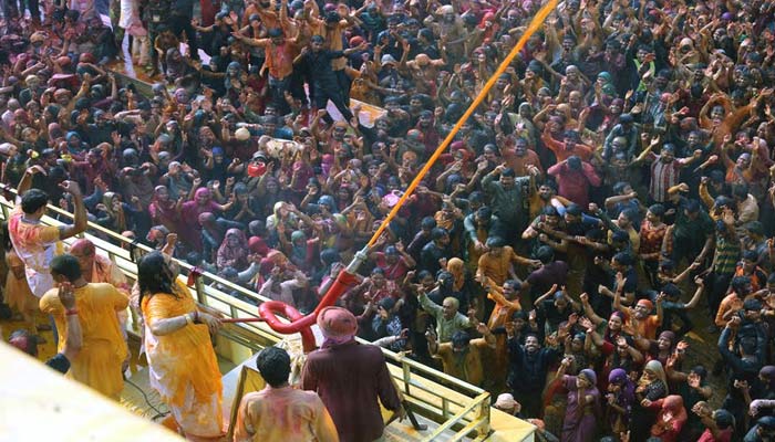 ब्रजवासियों संग हेमामालिनी ने खेली होली, भक्तों की भीड़ पर जमकर उड़ाया गुलाल 