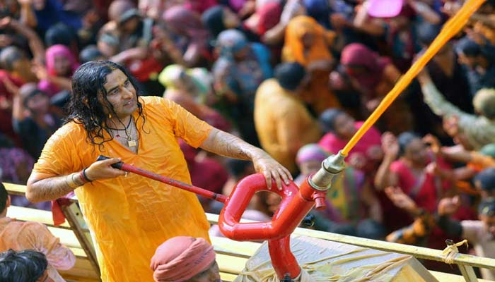 ब्रजवासियों संग हेमामालिनी ने खेली होली, भक्तों की भीड़ पर जमकर उड़ाया गुलाल 