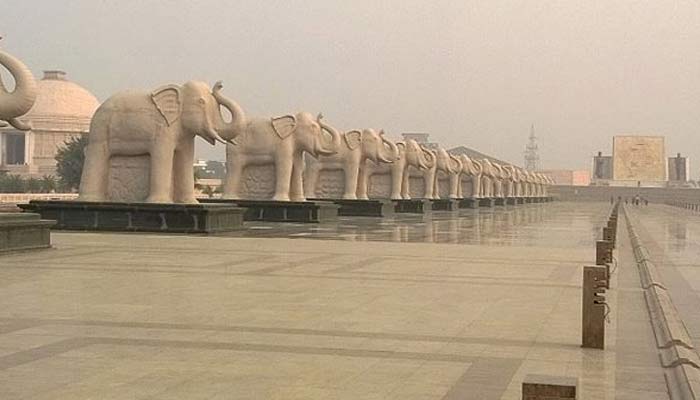 UP में अचानक चमकाए जाने लगे मायावती सरकार में बने स्मारक और हाथी