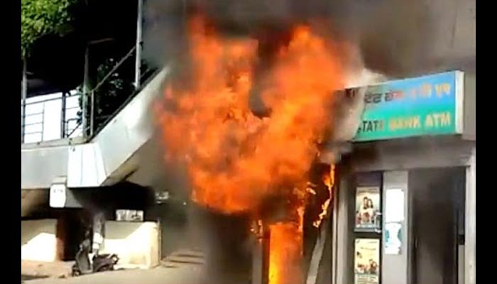 रामपुर: भारतीय स्टेट बैंक के दो एटीएम में लगी आग, नहीं पता चल पाई क्या रही वजह?