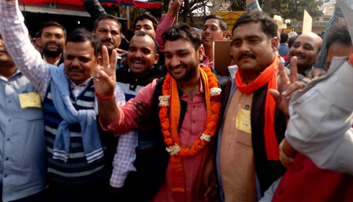 ना मंदिर गया ना घर में जाकर खाए लड्डू, चुनाव में जीत के बाद कुछ ऐसा करके सुर्ख़ियों में आए ये युवा विधायक