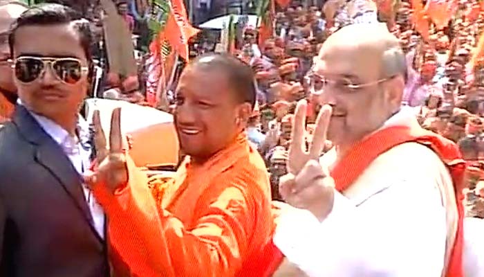 LIVE:गोरखपुर में शाह और योगी का रोड शुरू, BJP के पोस्टर-बैनर हटाने पर मचा बवाल