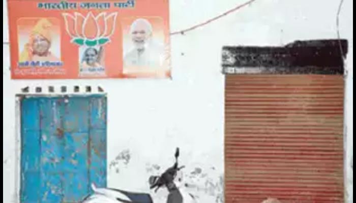 सीएम योगी का पोस्टर लगाकर, तथाकथित विहिप नेता ने कब्जाई दुकान, BJP नेताओं ने झाड़ा पल्ला