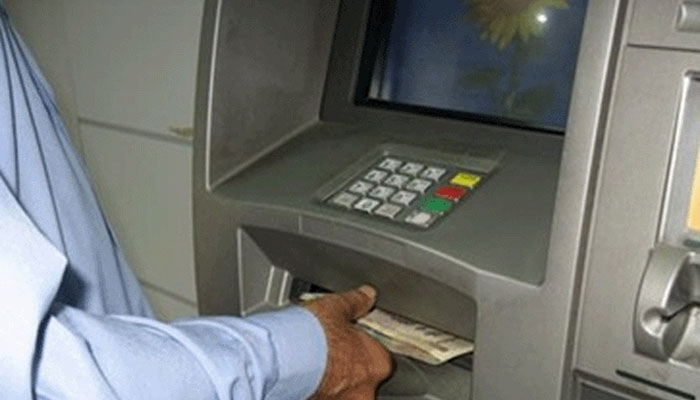 होशियार : एक बार फिर ATM पर लगेंगी लंबी लाइन, आरबीआई ने कम किया कैश फ्लो