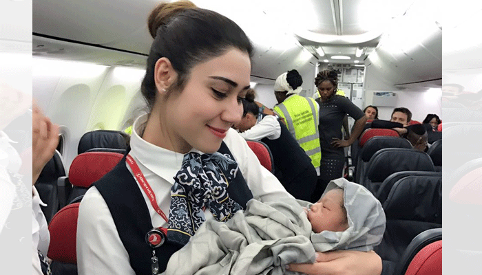 VIRAL PHOTOS: जब 42,000 फीट की ऊंचाई पर महिला ने दिया बच्ची को जन्म
