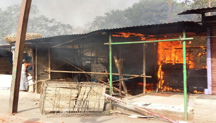 PHOTOS: रामनवमी का पोस्टर फाड़ने को लेकर दो गुटों में हिंसक झड़प, फूंकी दुकानें, कई घायल